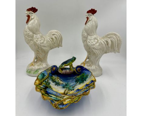 A 19thC Cantagalli faience majolica bowl in the form of a shell topped with a small seated frog 21.5cmw  together with a pair