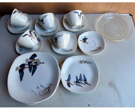 Midwinter Stylecraft part tea service Peter Scott “Wild Geese”. Fashion shape 2-69. Comprising 6 x 19cm d tea plates, 7 sauce