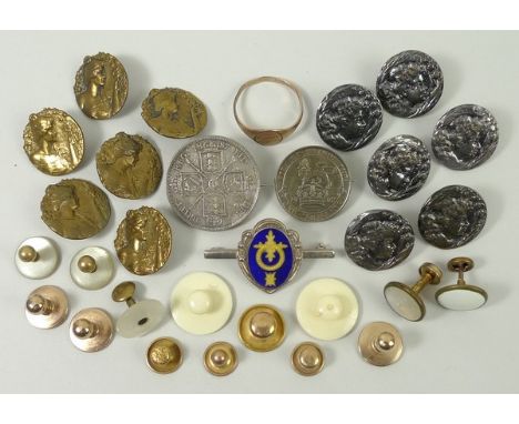 A quantity of vertu including a set of six Edwardian Art Nouveau silver buttons, T H Hazelwood & Co, Birmingham 1902, a furth