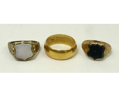 A 22ct gold wedding ring, size O, 6.7g, together with two signet rings set with plain bloodstone and white agate shield respe