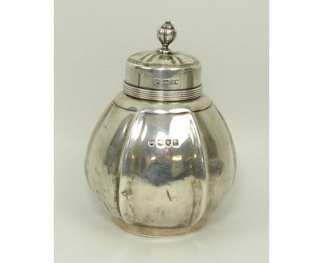 A silver tea caddy, London 1928, Edward Barnard & Sons Ltd, marked Mackay & Chisholm, Edinburgh to the base, 4.76toz.