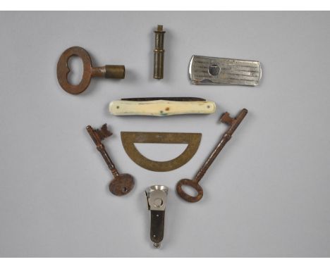 A Collection of Various Vintage Curios to comprise Keys, Cheroot Cutter, Pocket Knife Etc 