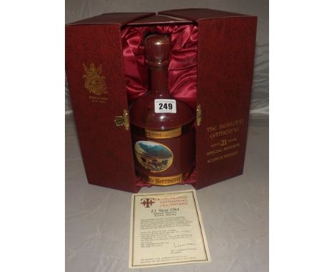 THE HIGHLAND GATHERING 21 YEAR OLD BLENDED WHISKY IN CERAMIC DECANTER BOXED