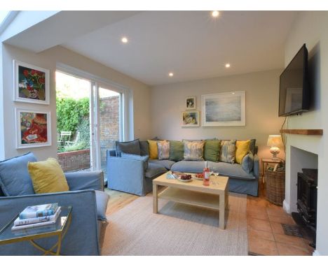 Enjoy a break away in the beautiful seaside town of Aldeburgh staying at the stunning “Seawall Cottage”.  The property has un
