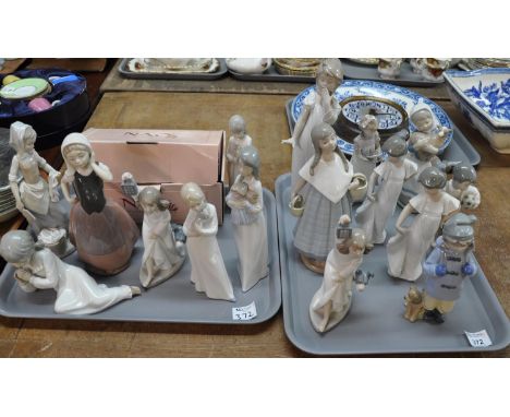 Two trays of Lladro and Nao figurines: girls and children, one in the original box. (17) (B.P. 21% + VAT) The tulip maiden - 