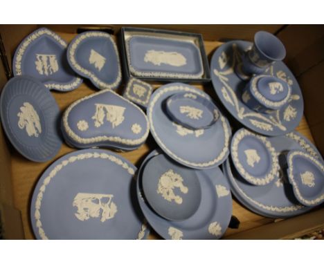 A TRAY OF BLUE WEDGWOOD JASPERWARE TO INCLUDE A HEART SHAPED TRINKET POT, CABINET PLATES ETC. 