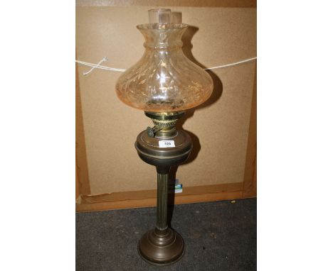 A VINTAGE COPPER COLUMN OIL LAMP WITH GLASS SHADE, OVERALL H 71 CM
