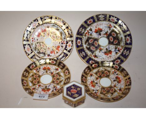 A COLLECTION OF ROYAL CROWN DERBY IMARI TO INCLUDE AN 1298 LIDDED TRINKET, TWO PLATES AND TWO SAUCERS, A/F