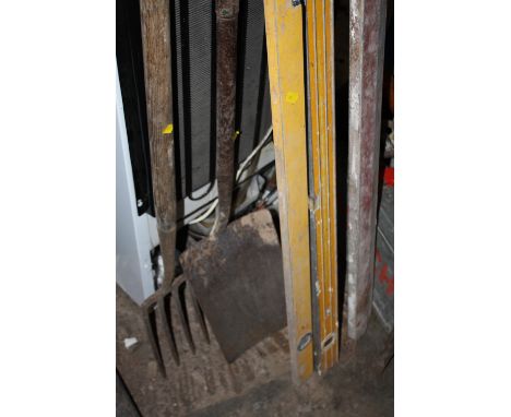 A SMALL SELECTION OF GARDEN TOOLS, HANGING BASKETS ETC
