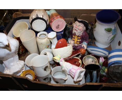 A TRAY OF ASSORTED CERAMICS TO INCLUDE ROYAL DOULTON, CARLTONWARE ETC. 