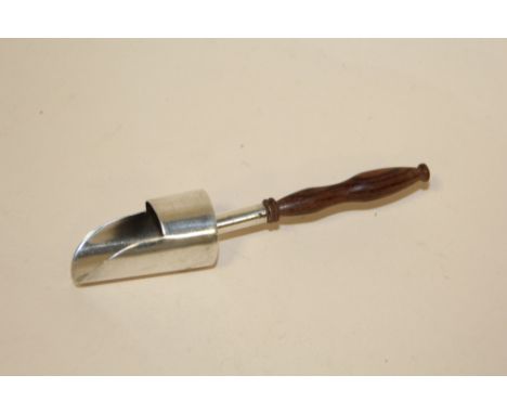 A HALLMARKED SILVER SHOVEL CADDY 