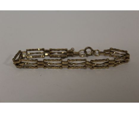 A LADIES 9 CARAT GOLD GATE BRACELET  APPROX WEIGHT - 4.6G 