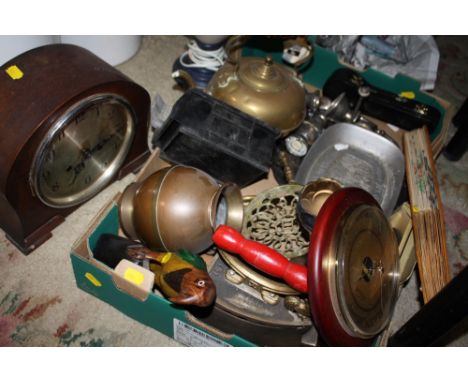 A TRAY OF METALWARE AND COLLECTABLES TO INCLUDE AN OAK CASED MANTEL CLOCK, SILVER PLATED PEPPERETTES ETC 