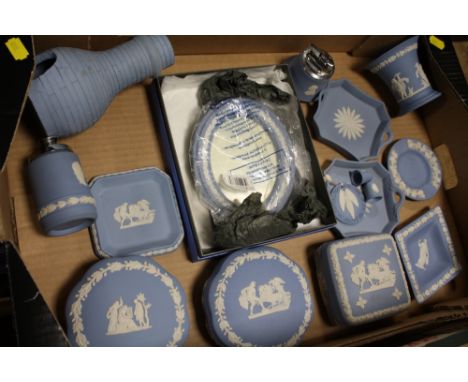 A TRAY OF BLUE WEDGWOOD JASPERWARE TO INCLUDE TRINKET POTS 
