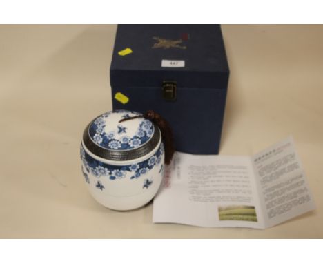 A MODERN BOXED ORIENTAL CERAMIC TEA CADDY 