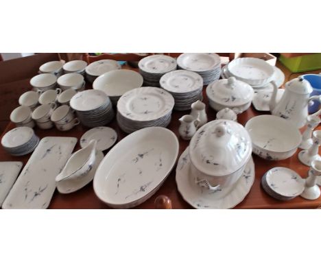 Important service de plus de 120 pièces VILLEROY & BOCH modèle "Vieux Luxembourg"Important service of more than 120 pieces VI