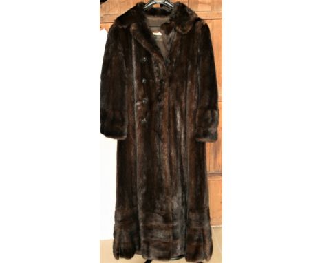 Manteau long en fourrure véritable de vison en provenance de la maison "Siberian Fur Store" à Hong-Kong, doublure en satin au