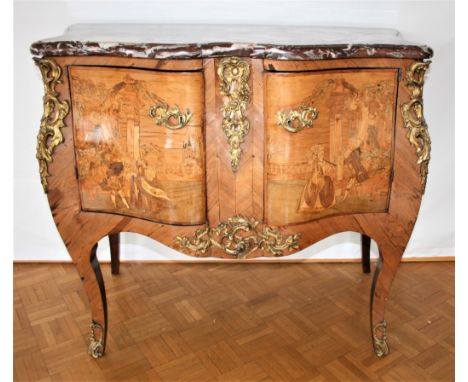 Commode estampillée P.F… , galbée à portes décorées de scènes galantes en marqueterie, couverte d'un marbre brèche mouluré. B