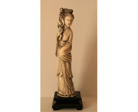 Sculpture en ivoire figurant une déesse chinoise tenant un rameau fleuri, réhauts d'encre de chine, Premier quart du XXe, cer