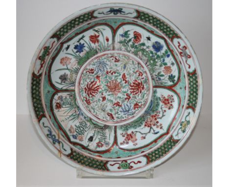 Grand plat en porcelaine chinoise, Kangxi, fin XVIIIe-début XIXe, nombreux accidents - Diamètre : 34,5 cmLarge Chinese porcel