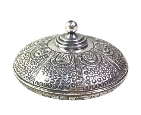 SOUTH AMERICAN WHITE METAL LIDDED BOX, EARLY / MID 20TH CENTURY with sunburst decoration and knop finial, marked silver to ba