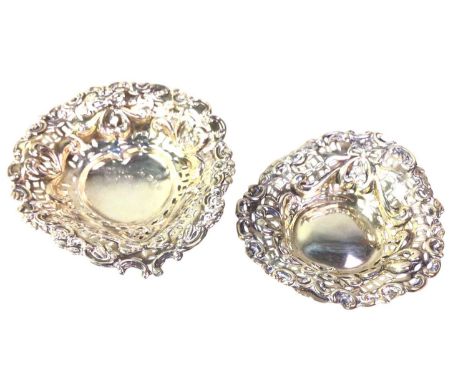 COLLECTION OF SILVER, including two pierced pin dishes, four cruets and a small bowlQty: 255g