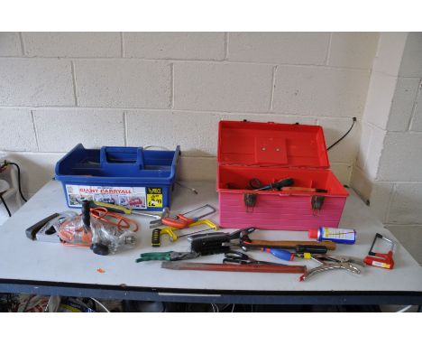 A PLASTIC TOOLBOX CONTAINING A QUANTITY OF HANDTOOLS and a tool caddy including a vintage Black and Decker drill (untested du