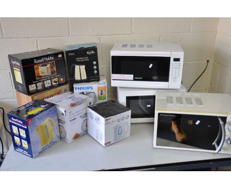 A QUANTITY OF KITCHEN ELECTRICALS to include three microwaves, Cookworks, Russell Hobbs and George (PAT pass and working) tog