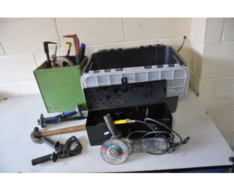 A PLASTIC BOX AND WOODEN BOX CONTAINING TOOLS to include a 110v Bosch GWS 6-100 angle grinder, a pipe cutter, hammers, screwd