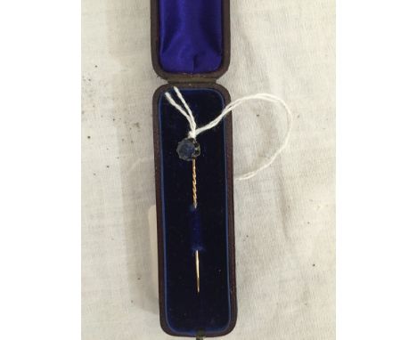 A gold and sapphire tie pin (cased)
