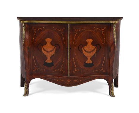 Y A GEORGE III MAHOGANY, TULIPWOOD AND MARQUETRY SERPENTINE COMMODEIN THE MANNER OF PIERRE LANGLOIS, CIRCA 1770 The doors ope