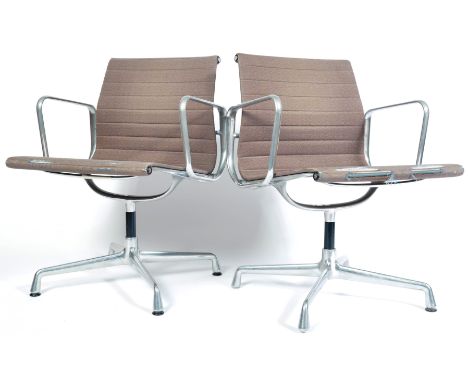 Charles &amp; Ray Eames - Vitra - EA 107 - Aluminium Group - A pair of original retro vintage swivel desk / lounge chair / ar