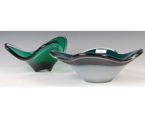 Paul Kedelv - Flygsfors - Coquille - A 1950's Swedish retro vintage large studio green glass centrepiece bowl of flared quatr