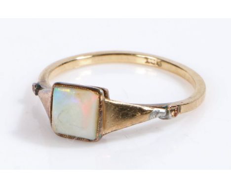 9 carat gold ring, set with opal to the head, ring size M weight 1.4 grams&nbsp;