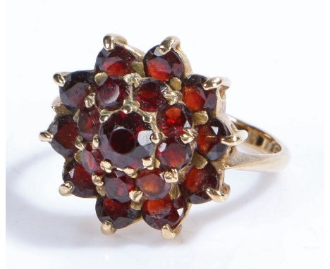 9 carat gold and garnet cluster ring, ring size R weight 5.4 grams&nbsp;