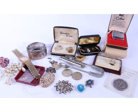 Collection of jewellery to include large silver bangle, silver enameled brooch ect (Qty)