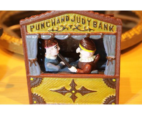 Cast iron Punch and Judy automaton money bank, H: 17 cm. P&amp;P Group 2 (£18+VAT for the first lot and £3+VAT for subsequent