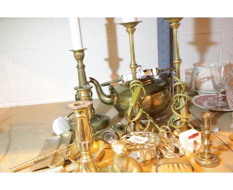 Quantity of mixed brass including candlesticks, kettle etc. Not available for in-house P&P.Condition Report: All electrical i