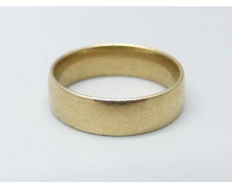 A 9ct gold wedding ring, 4.7g, Q/R 