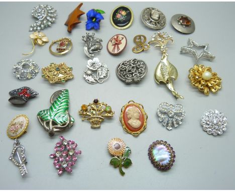 Thirty brooches including vintage and Celtic style 