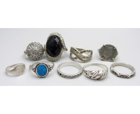 Eight silver rings and a white metal ring, (4 a/f) 