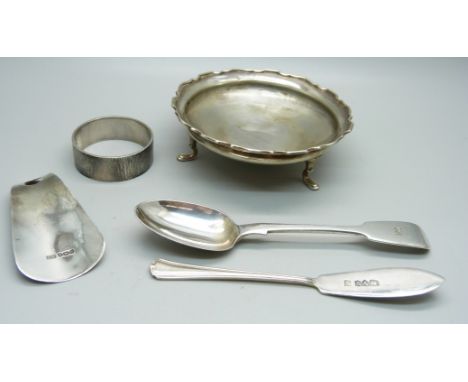 Five silver items including a heavy napkin ring, total weight 136g 