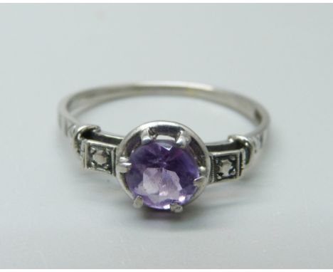 A platinum and amethyst solitaire ring, 3.5g, S 