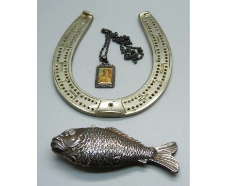 A novelty continental silver fish trinket box with hinged lid, length 97mm, a horseshoe cribbage marker and a 925 silver phot