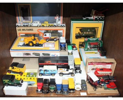 A good quantity of boxed and unboxed collectable scale model vehicles including examples by Corgi, Matchbox, and Lesney among