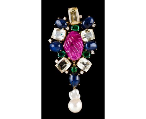 A pendantItalian goldRenaissance style, set with a carved ruby root (ca. 2,8x1,8 cm) 5 emerald cut topazes (ca. 13x13 mm) 5 c