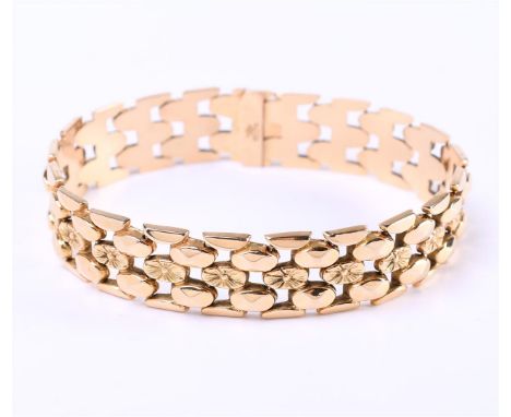 18 kt yellow gold women's bracelet, flat fantasy link. Wide model, openwork with elegant details. The bracelet has an open bo