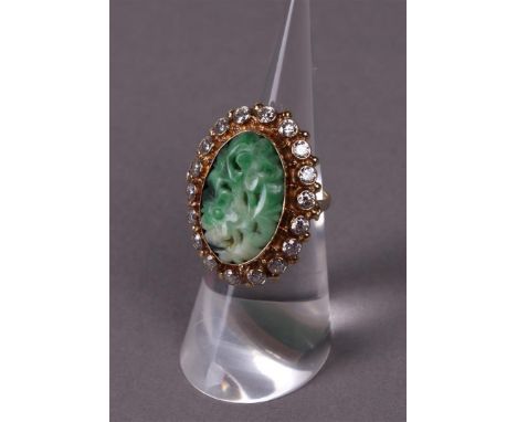 A yellow gold (14 kt) women's ring set with carved jade in the shape of flowers. The jade measures approximately 20.7 mm x 14