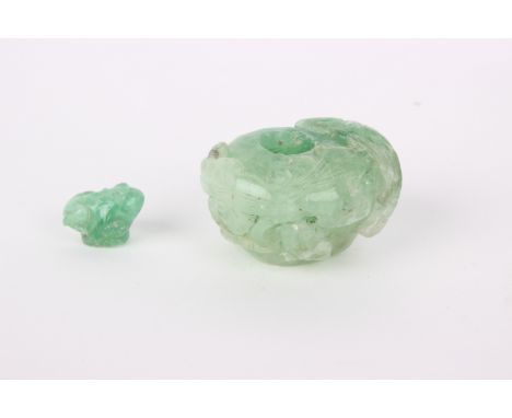A Nephrite jade inkwell, with frog shaped stopper, 9g in total 