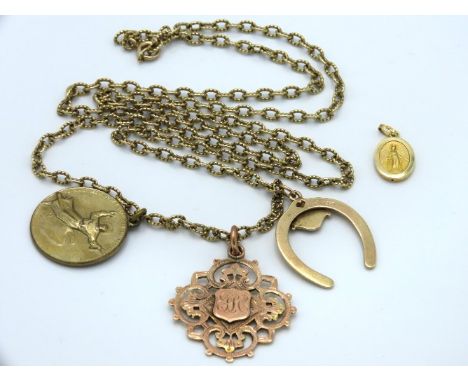 A 9ct gold chain, 750mm long, with Victorian sporting medal (under 13 race), dated 1899 & horse shoe with one brass pendant, 